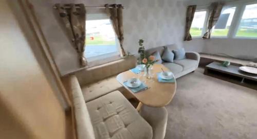 Clacton-on-Sea Other | 6 Berth Caravan For Hire At Seawick Holiday Park By The Beach Ref 27431Sw