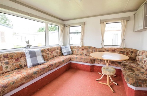 Clacton-on-Sea House | 6 berth caravan for hire with free WiFi at St Osyths Holiday Park ref 28012FV