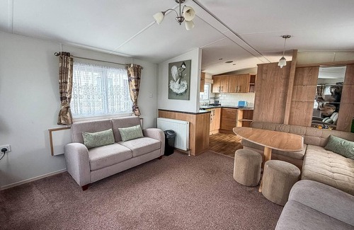 Clacton-on-Sea House | 6 berth caravan for hire at Seawick Holiday Park by the beach ref 27431SW