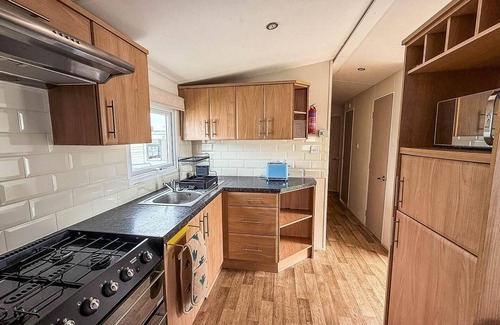 Clacton-on-Sea House | 6 berth caravan for hire at Seawick Holiday Park by the beach ref 27431SW