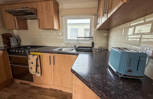 Clacton-on-Sea House | 6 berth caravan for hire at Seawick Holiday Park by the beach ref 27431SW