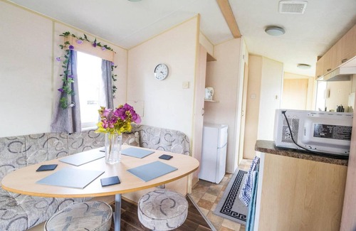 Clacton-on-Sea House | 6 berth caravan for hire at Valley Farm Holiday Park in Essex ref 46055V