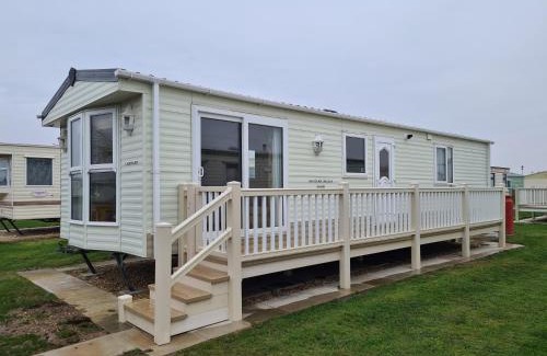 Ingoldmells Apartment | 6 Berth central heated on The Chase Roxburgh FREE WIFI