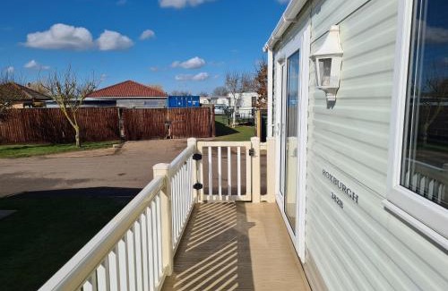 Ingoldmells Apartment | 6 Berth central heated on The Chase Roxburgh FREE WIFI