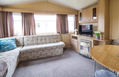 Clacton-on-Sea House | 6 berth dog friendly caravan for hire at Martello Beach Holiday Park ref 29096a