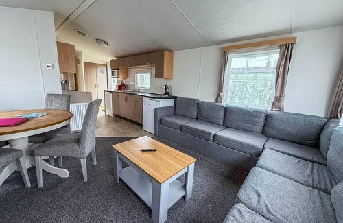 Clacton-on-Sea House | 6 berth staycation caravan nearby Clacton-on-Sea in Essex ref 26254E