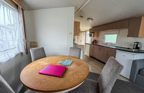 Clacton-on-Sea House | 6 berth staycation caravan nearby Clacton-on-Sea in Essex ref 26254E