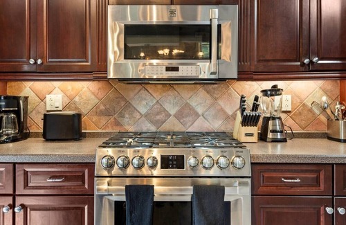 Lanesborough House | 6-BR Berkshires Estate w Pool