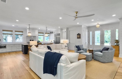 Isle of Palms House | 6 BR Home w/Pool Close to Ocean | Chef's Kitchen