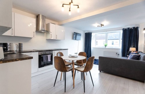 Swindon Apartment | 6 Comm Road Apps *Long Stay*Sleeps 2*1BR Apart