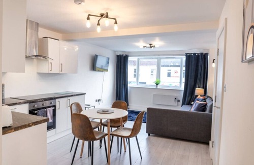 Swindon Apartment | 6 Comm Road Apps *Long Stay*Sleeps 2*1BR Apart