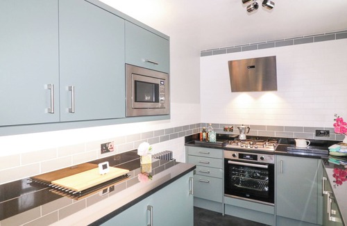 Bamford Cottage | 6 FIDLERS CLOSE, with open fire in Bamford