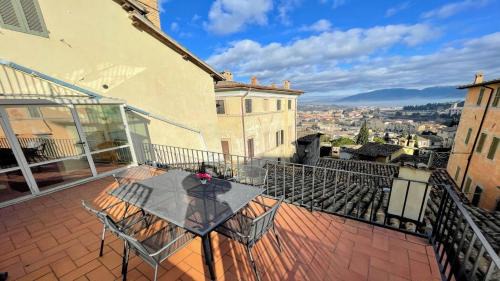 Spoleto Apartment | 6 guests apt with terrace in pedestrian historic centre of Spoleto