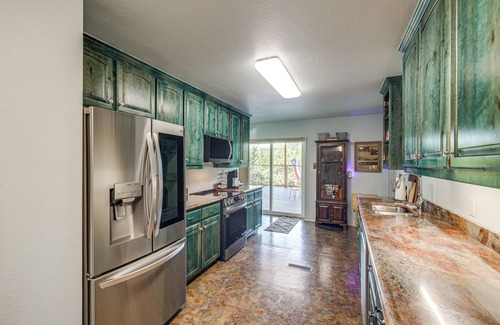 Granbury Apartment | 6 Mi to Granbury City Beach Park: Apt w/Veranda!