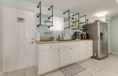 Echo Lake Apartment | 6 Mi to Riviera Beach WPB Retreat with Pool Access!