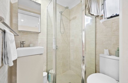 Greenslopes House | 6 Min to CBD Self-Contained Studio