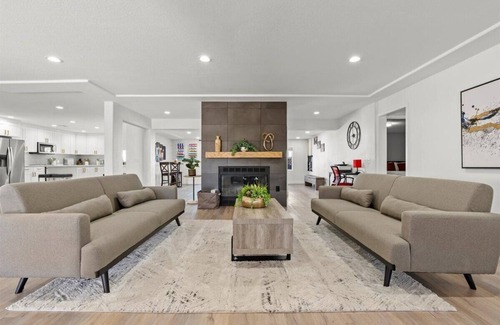 Enterprise House | 6 Mins from Strip/Airport! RVParking! Pool/Pickleball! FamiliesWelcomed!