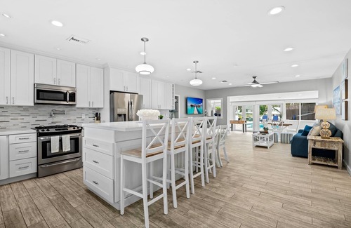 Pompano Isles House | 6 mins to Beach ~ Heated Pool ~ Dock ~ Paddleboards