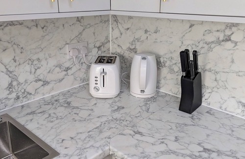 Southgate House | 6 minutes from Gatwick Airport. 33 minutes from Central London by train.
