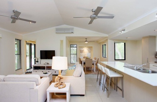 Rainbow Beach House | 6 Orania Court - Rainbow Shores. 200m to beach. Wifi