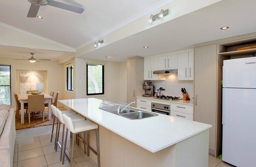 Rainbow Beach House | 6 Orania Court - Rainbow Shores. 200m to beach. Wifi