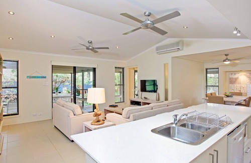 Rainbow Beach House | 6 Orania Court - Rainbow Shores. 200m to beach. Wifi