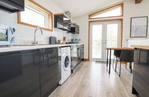 Dobwalls Cottage | 6 SOUTHERN PLACE, character holiday cottage, with hot tub in Dobwalls
