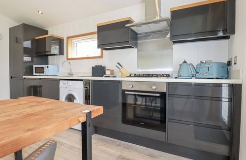 Dobwalls Cottage | 6 SOUTHERN PLACE, character holiday cottage, with hot tub in Dobwalls