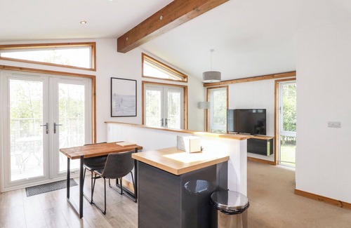 Dobwalls Cottage | 6 SOUTHERN PLACE, character holiday cottage, with hot tub in Dobwalls