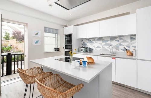 Porth House | 6 The Strand sleeps 8 guests, footsteps from Porth beach
