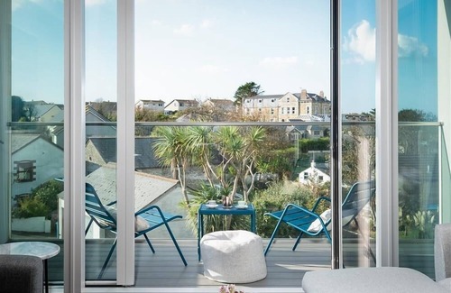 Porth House | 6 The Strand sleeps 8 guests, footsteps from Porth beach
