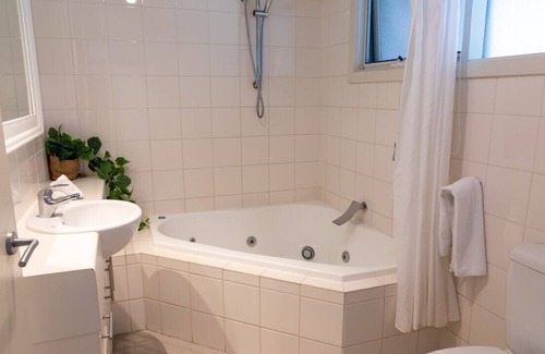 Wongarra Apartment | 6 Whitecrest Resort - Pool & Amazing Ocean Views