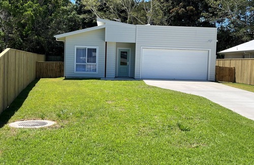 Rainbow Beach House | 6 Yeri Drive - Rainbow Shores. Ducted Aircon. Pets welcome. Fenced yard