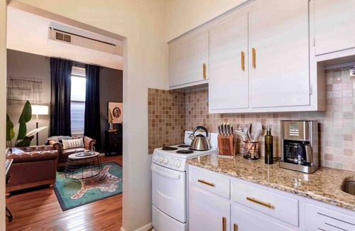 Ann Arbor Apartment | 609 E William #5 · Swanky Studio - Heart of Campus | KING BED!