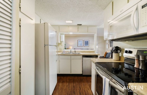 Highland Hills Apartment | 6203 Shadow Valley #B
