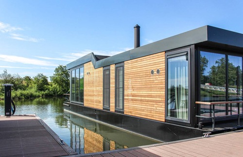 Ohe en Laak Boat Rental | 64 m² Houseboat ∙ 2 bedrooms ∙ 4 guests