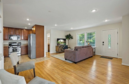 Lake Barcroft Bed & Breakfast | 6449 Maplewood · Cheerful | 5 bedroom | Free Park | Center | Sunny