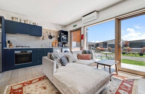 Jindabyne Apartment | 6A Alice - Brand New Studio l Bath l Smart TV l WiFi l BBQ