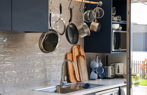 Jindabyne Apartment | 6A Alice - Brand New Studio l Bath l Smart TV l WiFi l BBQ