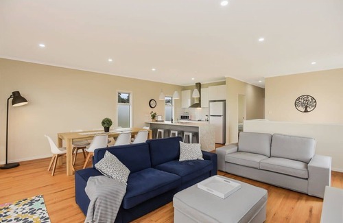 Encounter Bay Apartment | 6A Giles St - Sea Views, one street from the beach!