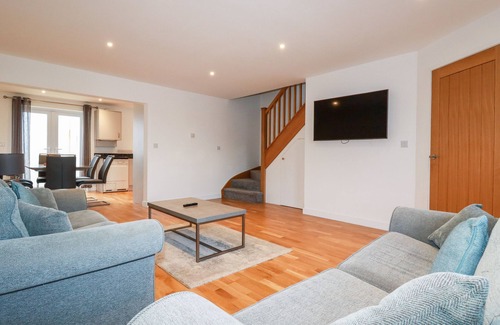 Harlyn Cottage | 6B THE MEWS, pet friendly, with a garden in Harlyn, Cornwall