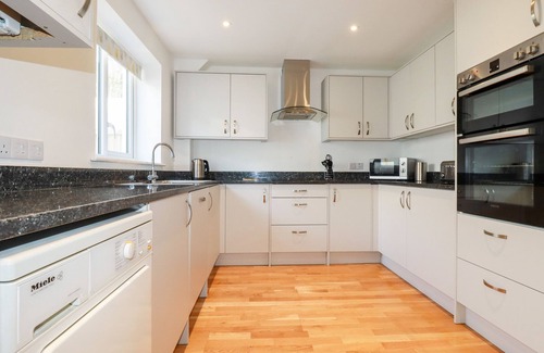 Harlyn Cottage | 6B THE MEWS, pet friendly, with a garden in Harlyn, Cornwall