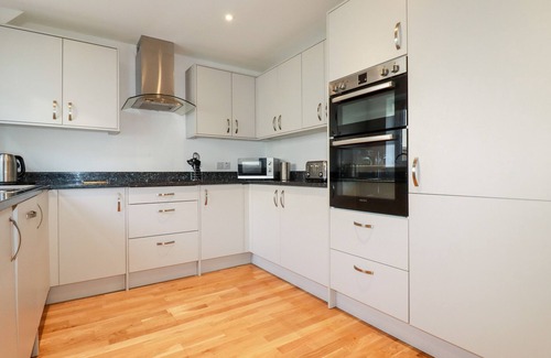 Harlyn Cottage | 6B THE MEWS, pet friendly, with a garden in Harlyn, Cornwall