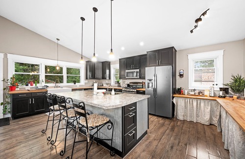 Hermantown House | 6bd 3ba large gathering home, close to YMCA and 5 miles to Downtown Duluth