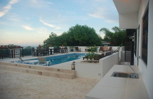 Los Cerros Villa | 6BD villa on top of the hill, sea views, pool/Wi-Fi/cable TV/parking