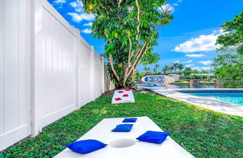 Fort Lauderdale House | 6BDR Waterfront: Htd Pool, Jacuzzi, Kayak, Games!