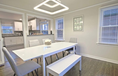 Wallingford House | 6BR/3BA Wallingford gem, minutes to downtown!