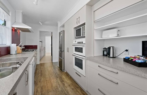 Gisborne House | 6BR Home | Sleeps 12! | 900m to Beach!