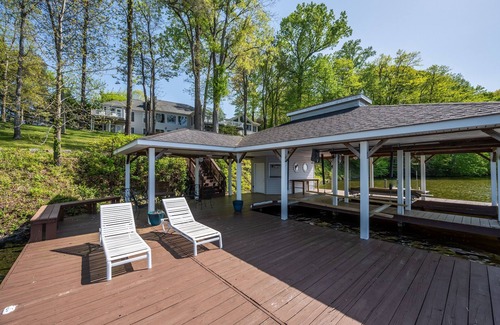 Livingston House | 6BR Lakefront Lake Anna, Views, Boat Dock, Hot Tub