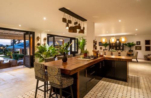 Berawa Villa | 6BR Villa Allegria Canggu - Cook, Lap Pool, BBQ,Near Beach & Finns